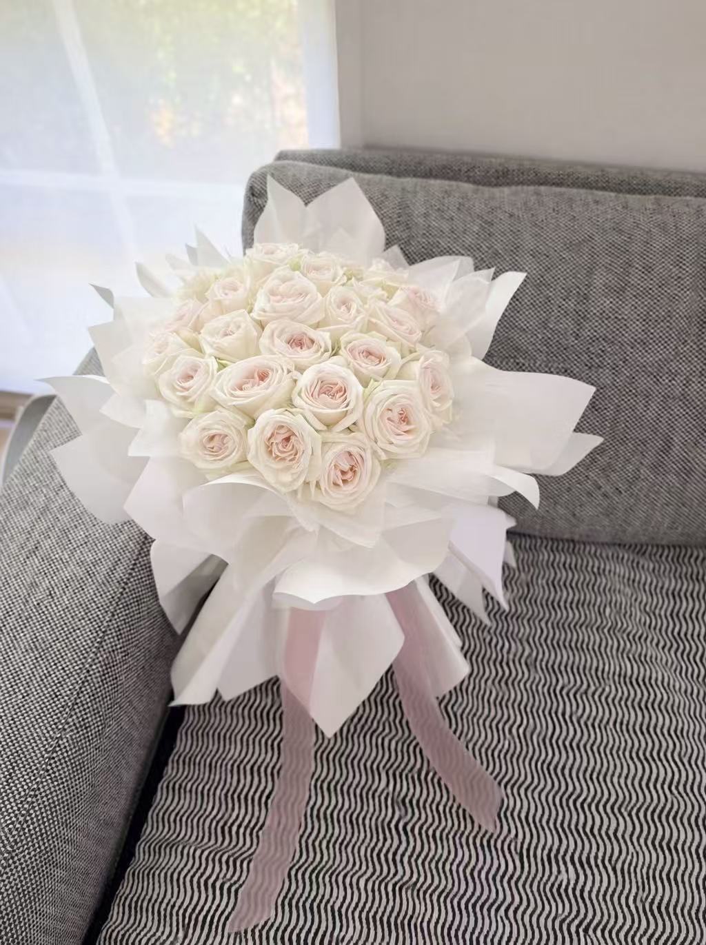 Round bouquet of 33 white litchi roses